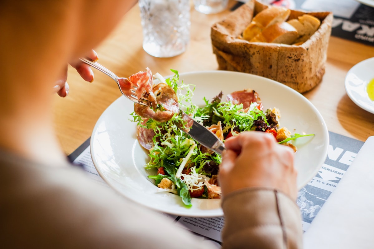Friss zöldségek és gyümölcsök egy tálban